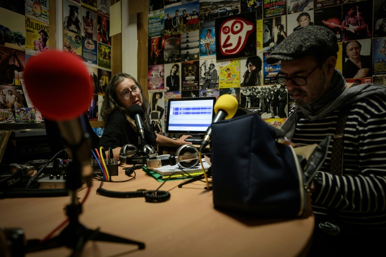 L'infirmière Charlotte Hill, à gauche, et un patient, Thierry, dans le studio de Radio Pinpon, à l'hôpital de Niort le 21 septembre 2026