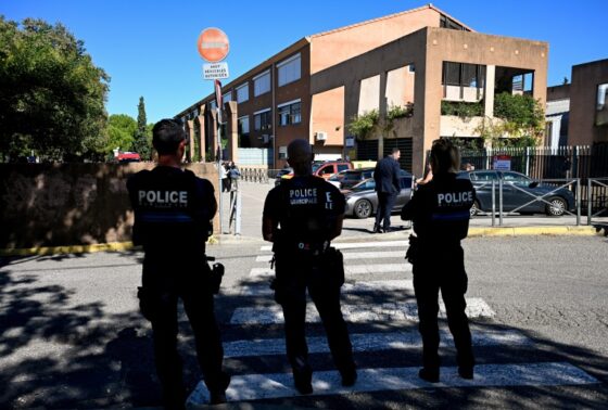 Police devant l'établissement scolaire à Aubagne après l'incident