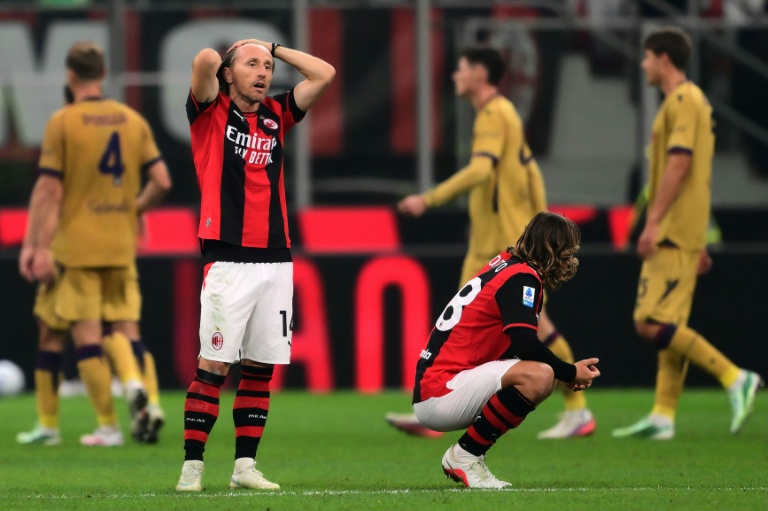 Le milieu de l'AC Milan Luka Modric et son coéquipier Christian Comotto après la défaite de leur équipe (4-2) contre Bologne lors de la 9e journée du Championnat d'Italie le 28 octobre 2026 à San Siro
