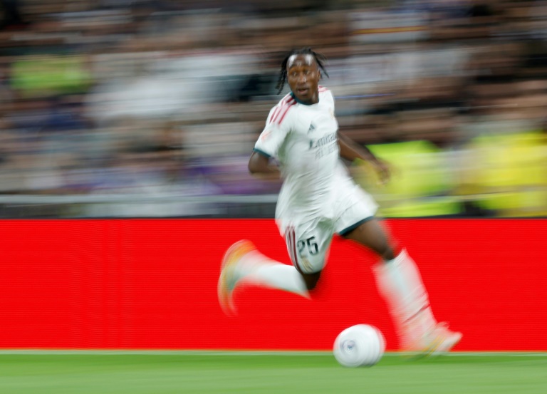 Yan Diomandé en action avec le numéro 25 au Real Madrid.