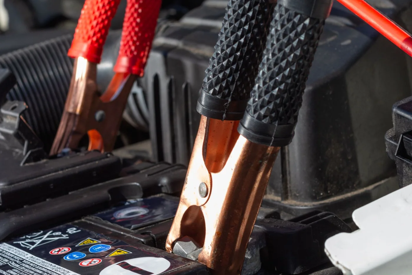 Branchement des pinces sur une batterie de voiture