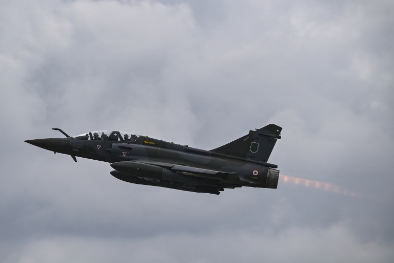 Un avion de chasse Mirage 2000D en vol, impliqué dans un accident près de Nancy.