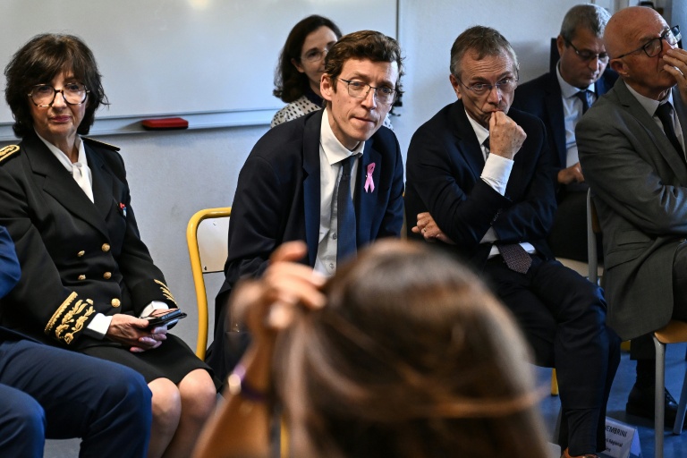 Le ministre de l'Éducation Edouard Geffray parle aux lycéens du lycée des des Graves à Gradignan près de Bordeaux le 15 octobre 2026