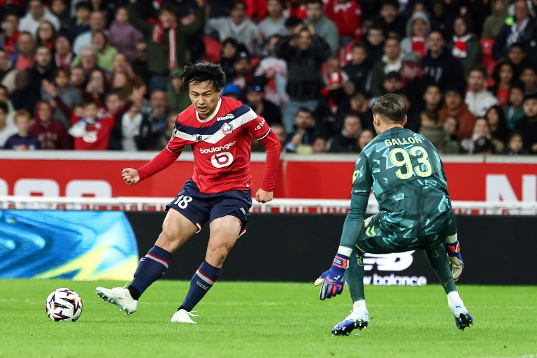 L'attaquant japonais du LOSC Ayase Ueda (à gauche) en action contre Le Havre en L1 le 10 octobre 2026 à Villeneuve-d'Ascq en France
