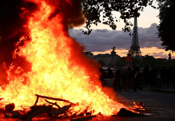 Un incendie dans les rues de Paris pendant les manifestations.