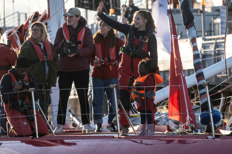 La navigatrice d'Initatives Coeur Violette Dorange (d), le 20 octobre 2026 à Saint-Malo, avec Azial, 4 ans, opérée du coeur grâce  l'association Mécénat Chirurgie Cardiaque