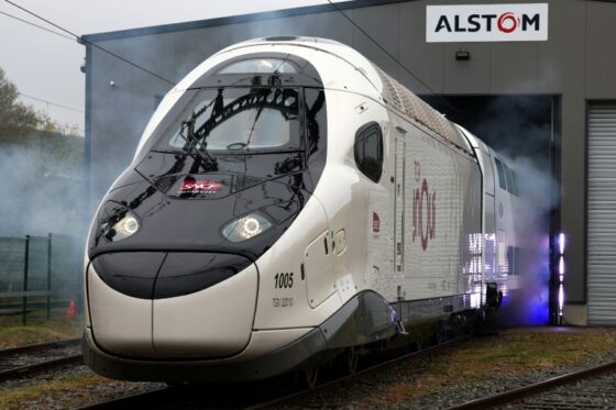 TGV Inoui de la SNCF prêt pour son voyage inaugural