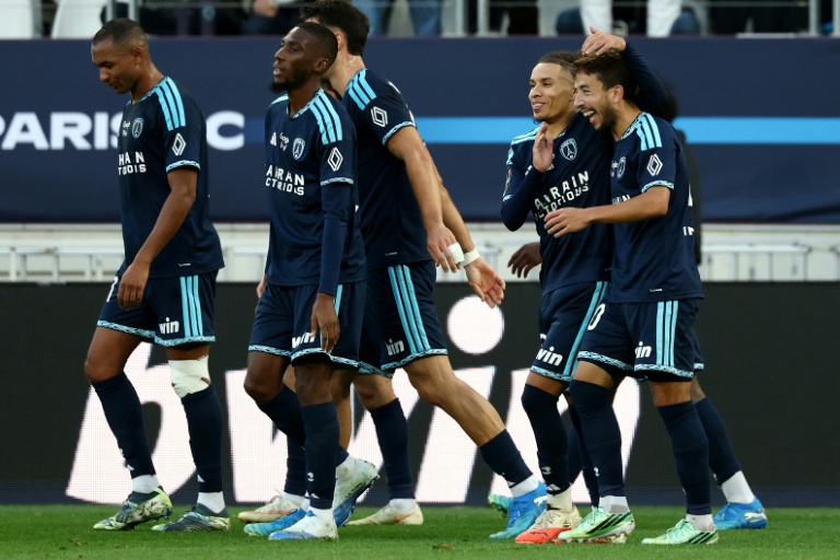 Maxime Lopez (à droite) et ses coéquipiers du Paris FC se congratulent après son second but contre le Stade Rennais au stade Jean-Bouin le 18 octobre 2026 à Paris