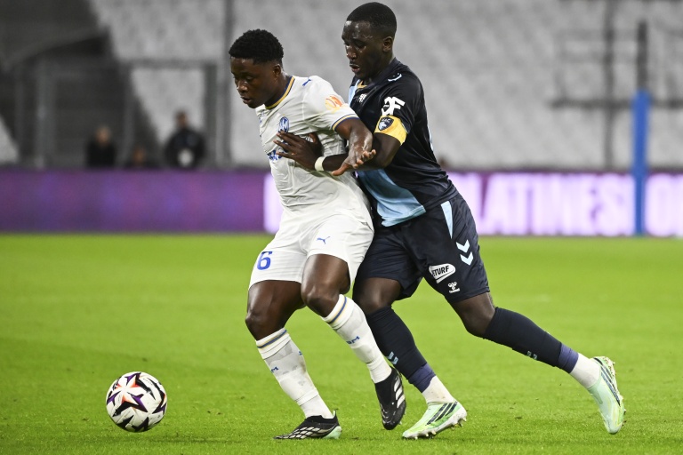 Le Marseillais Tochukwu Nnadi (à gauche) et le Havrais Rassoul Ndiaye (à droite, lors du match de Ligue 1 au stade Vélodrome le 25 octobre 2026