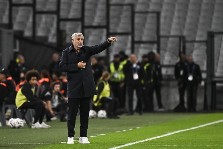 L'entraîneur marseillais Bruno Genesio replace ses joueurs opposés au Havre au stade Vélodrome, le 25 octobre 2026