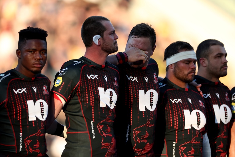 Les joueurs des Lions lors de la minute de silence en l'honneur de leur coéquipier décédé Hyron Andrews, avant un match de Champions Cup à La Rochelle, le  17 octobre 2026