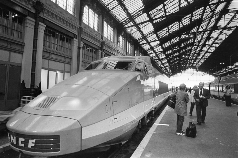 Le premier TGV commercial, le Paris-Lyon, le 27 septembre 1981, à Paris