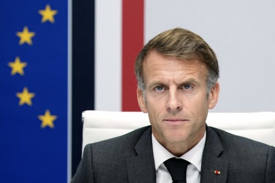 Emmanuel Macron en réunion, abordant la crise lycéenne.