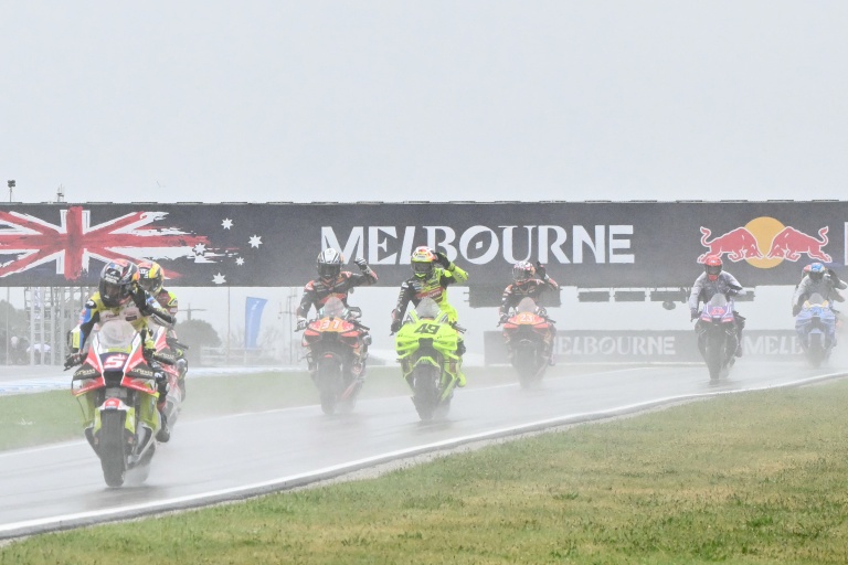 Les pilotes MotoGP effectuent un ultime tour d'honneur du circuit de Phillip Island où le Grand Prix d'Australie a été annulé à cause de la météo le 25 octobre 2026
