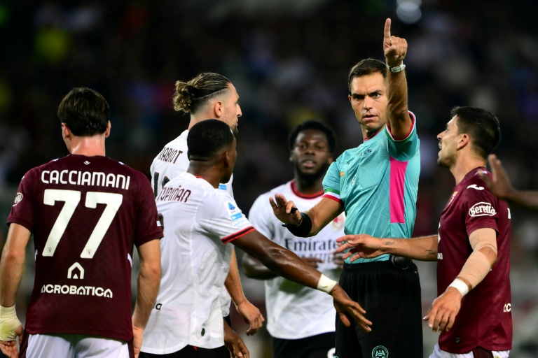 L'arbitre Luca Zufferli durant le match entre le Torino et l'AC Milan le 23 août 2026 au Stade olympique Grande Torino