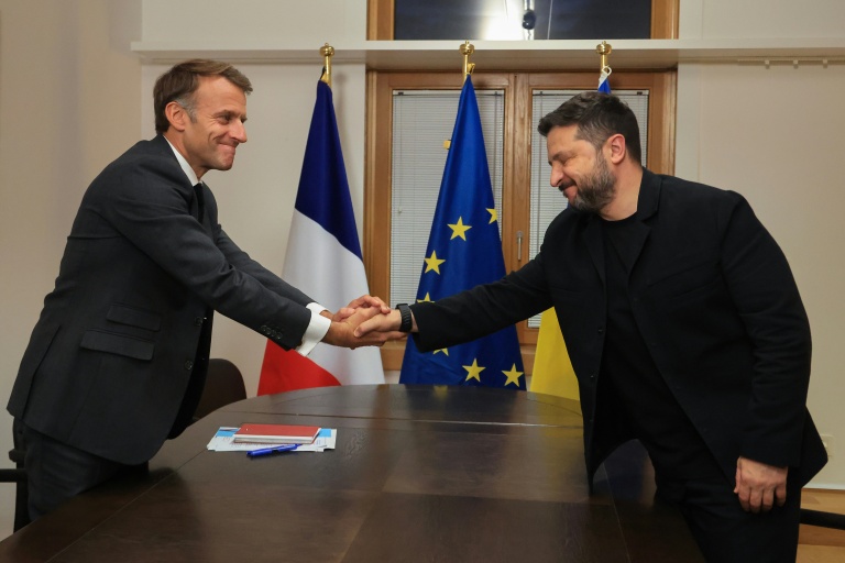 Le président français Emmanuel Macron, à gauche, avec à sa droite le président ukrainien Volodymyr Zelensky, à Bruxelles le 15 octobre 2026