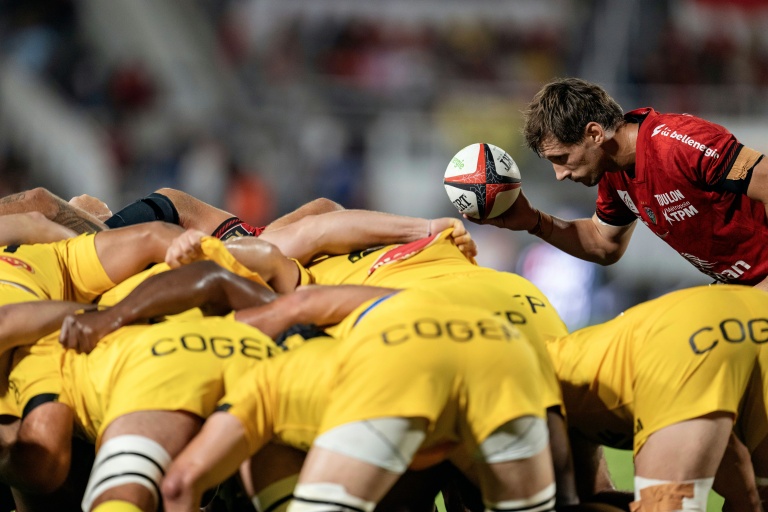 Baptiste Serin (d) s'apprête à introduire le ballon en mêlée lors du match de Top14 entre Toulon et La Rochelle, le 12 septembre 2026 à Toulon
