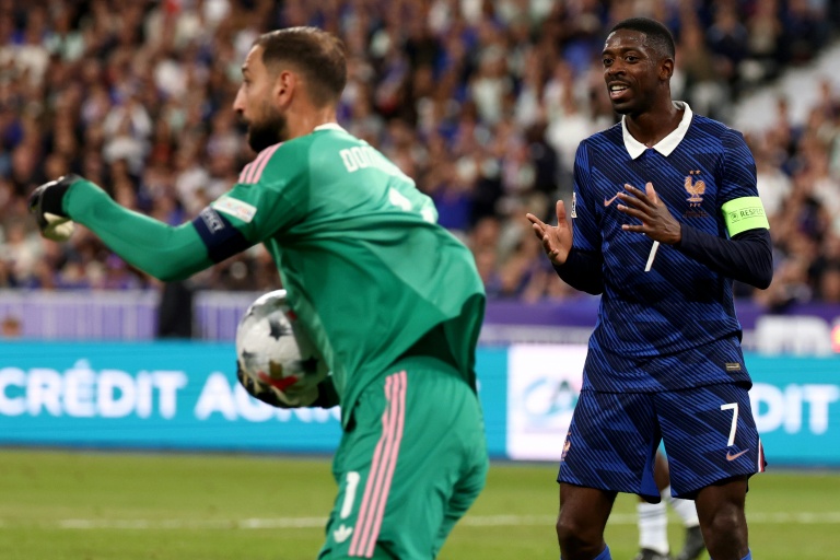 L'attaquant français Ousmane Dembélé devancé par le gardien italien Gianluigi Donnarumma, en Ligue des nations, le 2 octobre 2026 au Stade de France