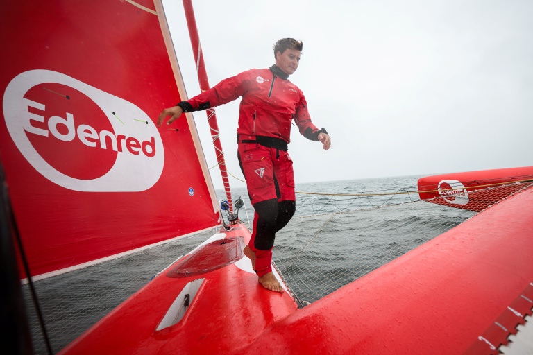 Basile Bourgnon se déplace pieds nus sur son trimaran Edenred de la catégorie Ocean Fifty alors qu'il s'entraîne en vue de la Route du Rhum, le 17 septembre 2026 au large de La Trinité-sur-Mer