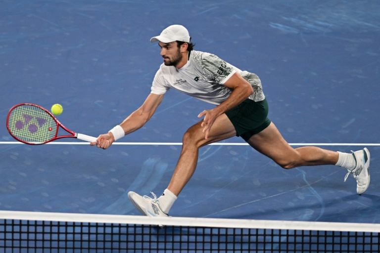 Valentin Vacherot en action lors d'un match de tennis.
