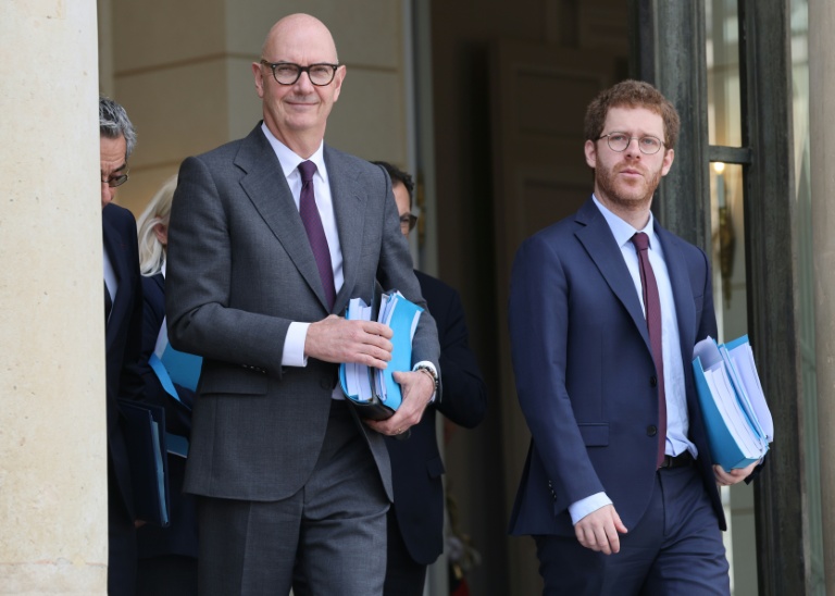 Roland Lescure et Jean-Philippe Tanguy discutent des enjeux budgétaires en France.