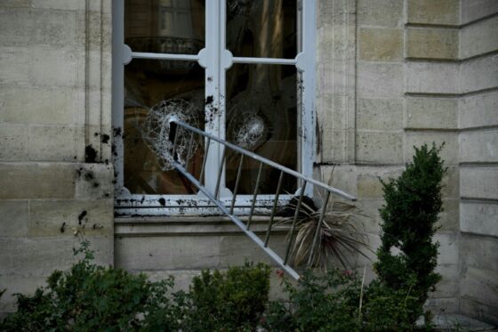 Fenêtre brisée lors des manifestations à Paris, illustrant les violences récentes.