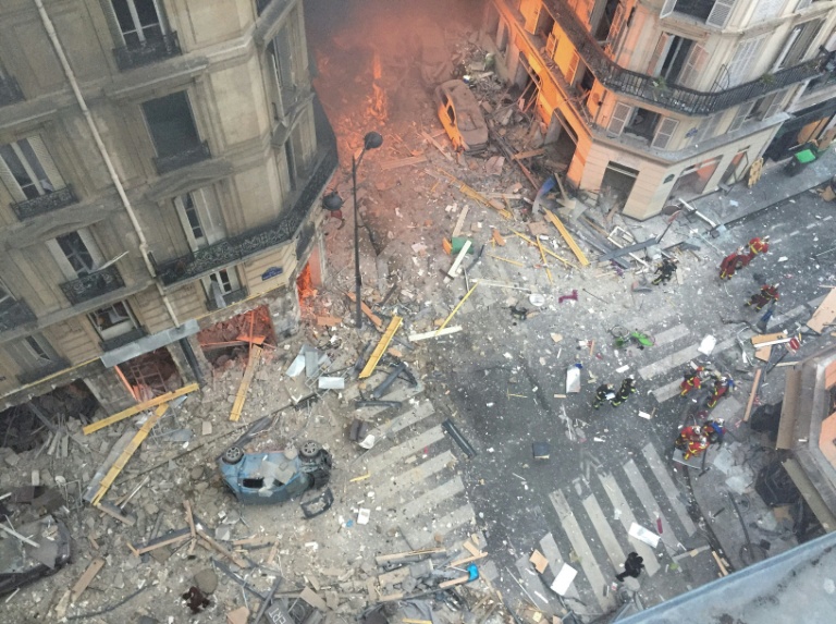 Des pompiers sur les lieux de l'explosion rue de Trévise à Paris