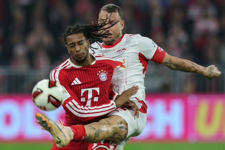 Le Bavarois Michael Olise à la lutte contre le Lipsien David Raum lors du match de Bundesliga entre le Bayern et Leipzig le 17 octobre 2026 à Munich en Allemagne
