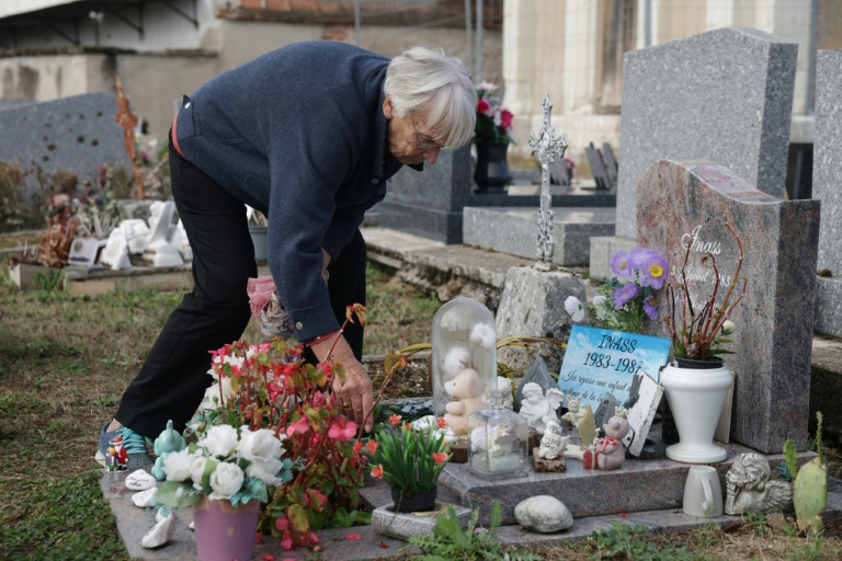 Annick Denis se recueille sur la tombe d’Inass Touloub, la 