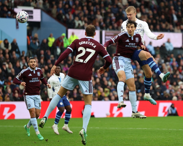 Action du match entre Manchester City et Aston Villa, avec des joueurs en compétition.