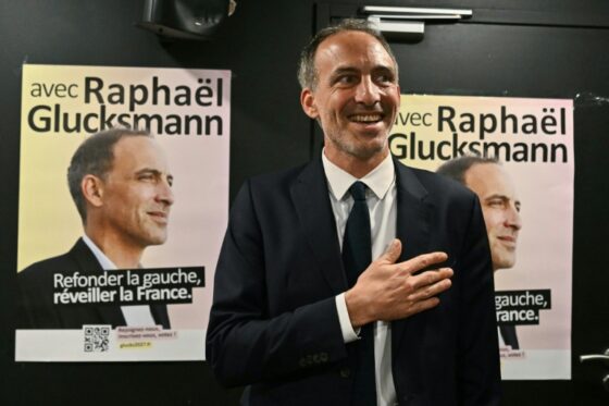 Raphaël Glucksmann se présentant après sa victoire à la primaire