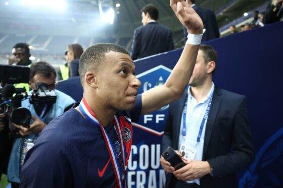 Kylian Mbappé salue les supporters après un match avec le PSG.