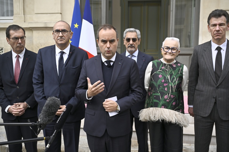Sébastien Lecornu s'exprime lors d'une cellule interministérielle de crise à Paris.
