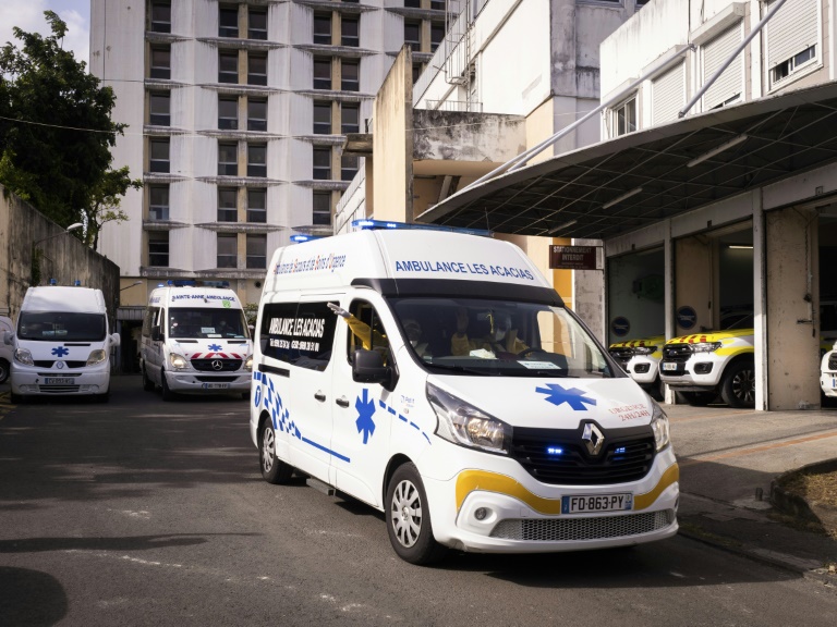 Un patient est transféré en ambulance vers l'aéroport dans le cadre de l'opération Hippocampe au CHU de Pointe-à-Pitre, en Guadeloupe, le 3 septembre 2021