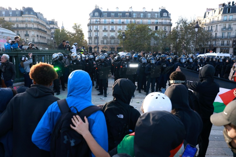 Une unité de la Brav-M dont certains membres munis de boucliers stroboscopiques lors d'une manifestation lycéenne à Paris, le 8 octobre 2026