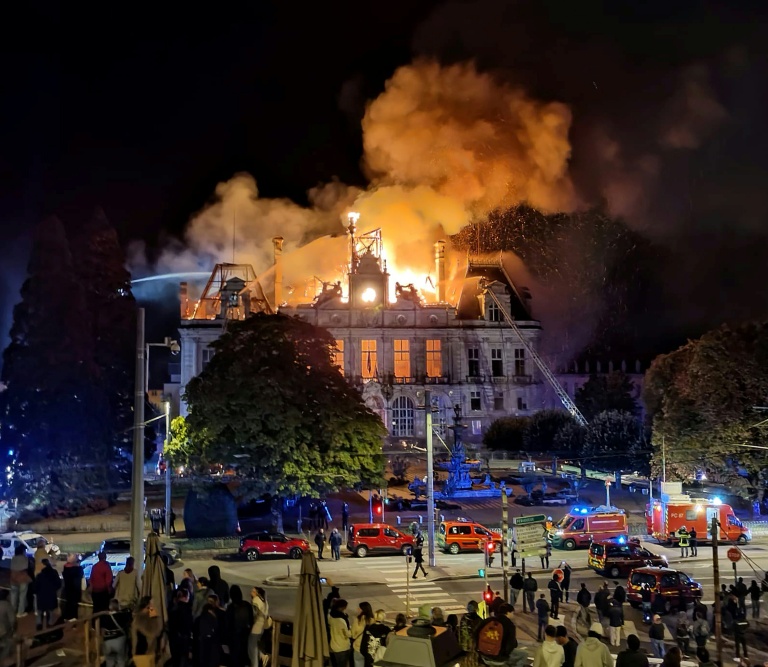 Incendie de la mairie de Limoges avec de la fumée s'échappant du bâtiment.