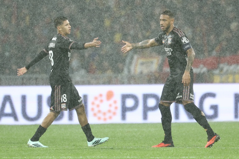 Les Lyonnais Khalis Merah (G) et Corentin Tolisso lors du match contre Lens en Ligue 1, le 9 octobre 2026 au Stade Bollaert-Delelis