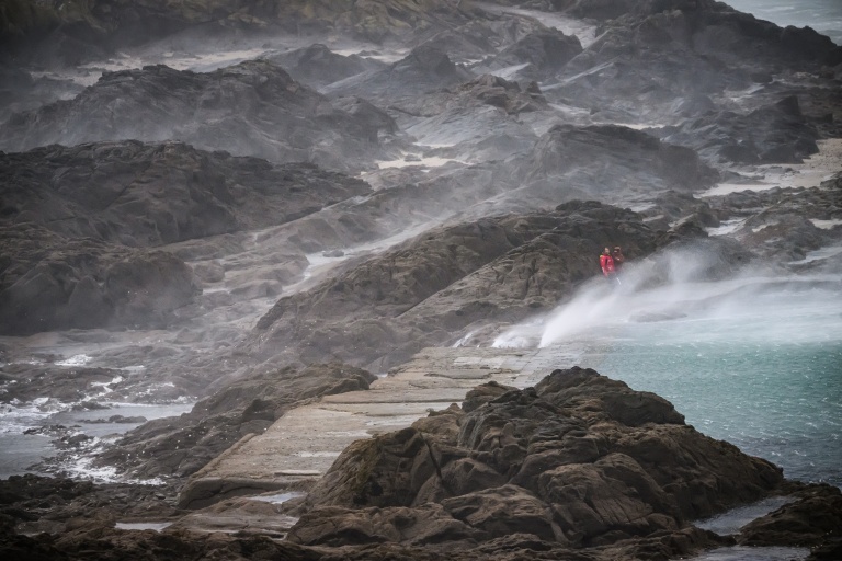 Des promeneurs s'abritent sur la grève de Saint-Malo, en Ille-et-Vilaine, pendant la tempête Austen, le 23 octobre 2026