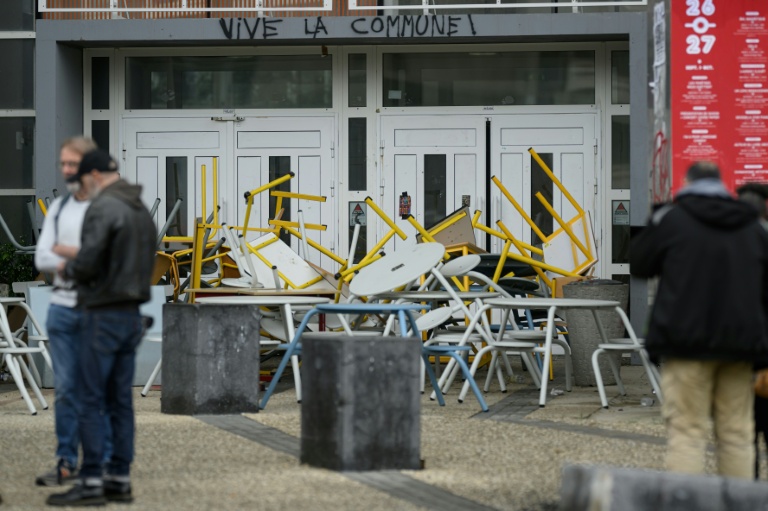 Un entassement de chaises bloque l'entrée d'un bâtiment de l'Université Rennes 2, le 12 octobre 2026