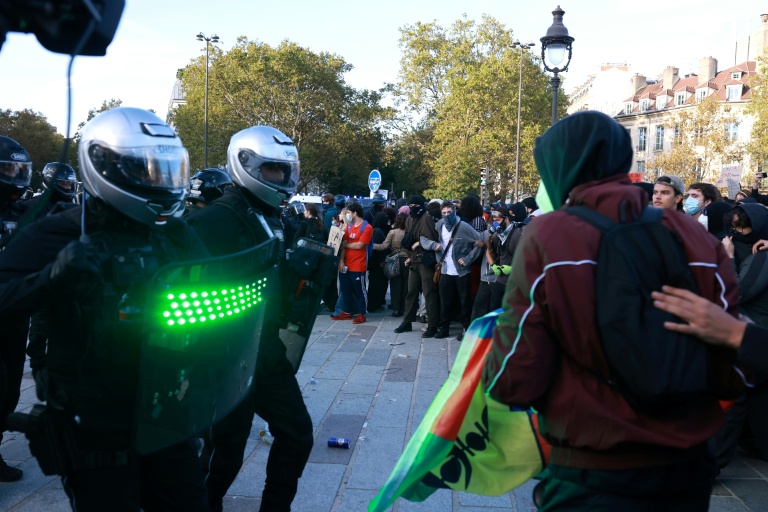 Un policier de la Brav-M muni d'un bouclier stroboscopique lors d'une manifestation lycéenne à Paris, le 8 octobre 2026