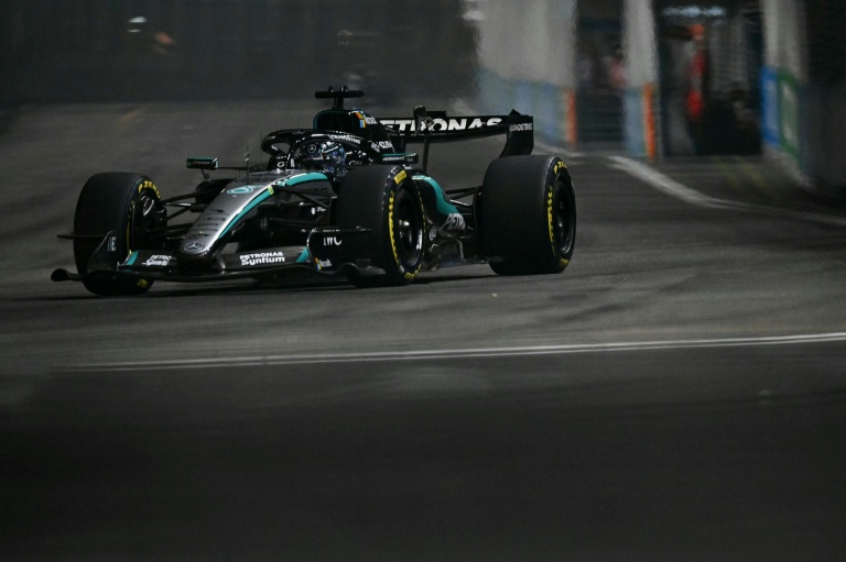 Le pilote Mercedes George Russell lors des qualifications pour la course Sprint de F1 le 9 octobre 2026 sur le circuit de Marina Bay à Singapour