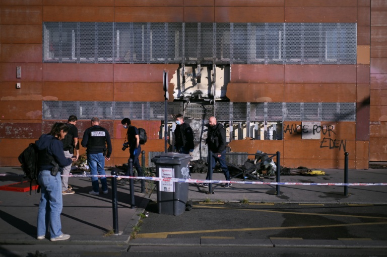 Des membres de la police judiciaire inspectent la façade d'une antenne du commissariat central de Bordeaux, incendiée par des manifestants, le 8 octobre 2026