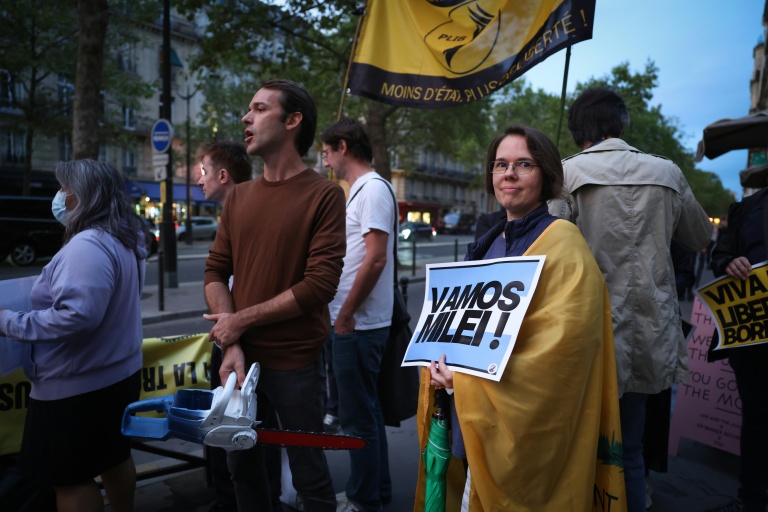 Des manifestants prennent part à un rassemblement en soutien au président argentin Javier Milei, à l'occasion du début de sa visite en France, à Paris, le 30 septembre 2026