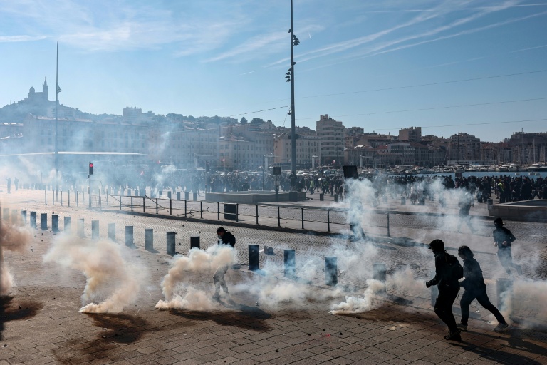 Des gaz lacrymogènes lors d'une manifestation contre la vie chère à Marseille, le 17 octobre 2026