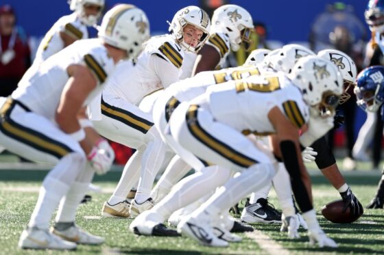 Joueurs des Saints de la Nouvelle-Orléans en action sur le terrain