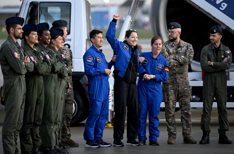 L'astronaute française Sophie Adenot (C)  à son arrivée à l'aéroport de Cologne, le 10 octobre 2026