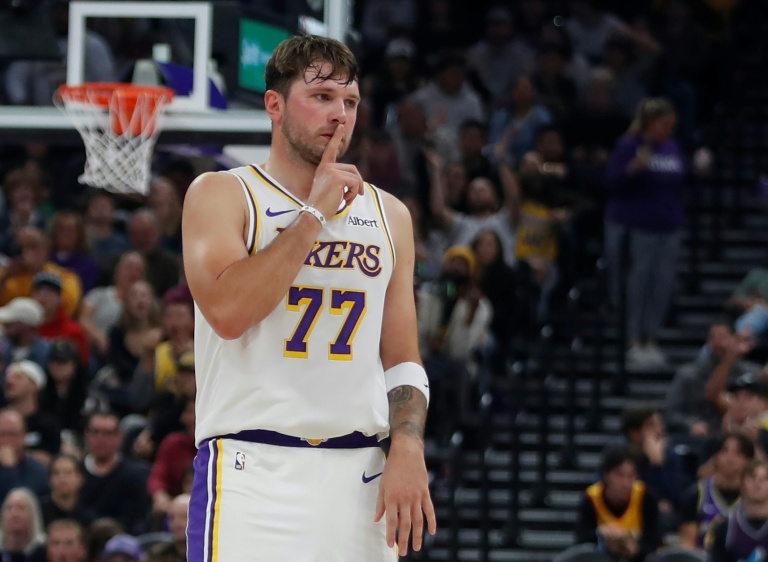 Luka Doncic, le meneur slovène des Lakers de Los Angeles, fait signe à la foule de se taire après avoir marqué un tir à trois points contre le Jazz de l'Utah lors d'un match de NBA disputé à Salt Lake City, le 25 octobre 2026