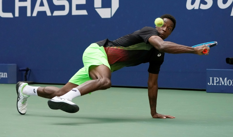 Gaël Monfils essaie de renvoyer la balle contre l'Américain Steve Johnson, au 2e tour de l'US Open, le 2 septembre 2021 à New York