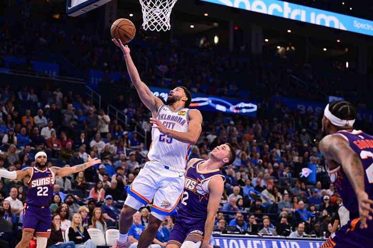 Ajay Mitchell tente un panier lors de la victoire du Thunder contre les Phoenix Suns, le 26 octobre 2026 à Oklahoma City en NBA