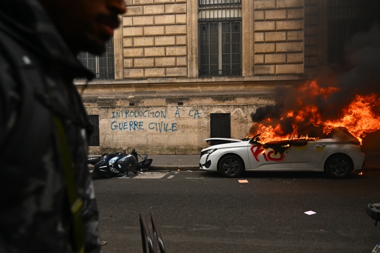 Une voiture en feu à Paris le 17 octobre 2026